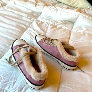 Womens faux Suede sneakers  size 6, mauve exterior, faux fur insides
